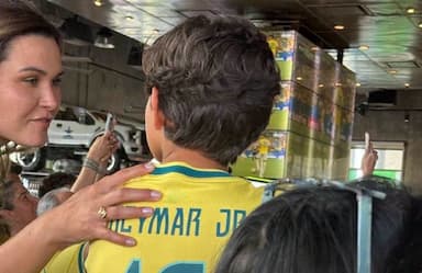 ব্রাজিলিয়ানদের সাথে ব্রাজিলের খেলা