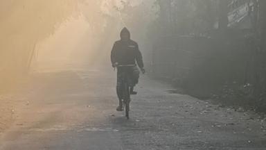 কুড়িগ্রামে মেঘলা আকাশে হারিয়েছে সূর্য, কুয়াশার রাজত্ব!