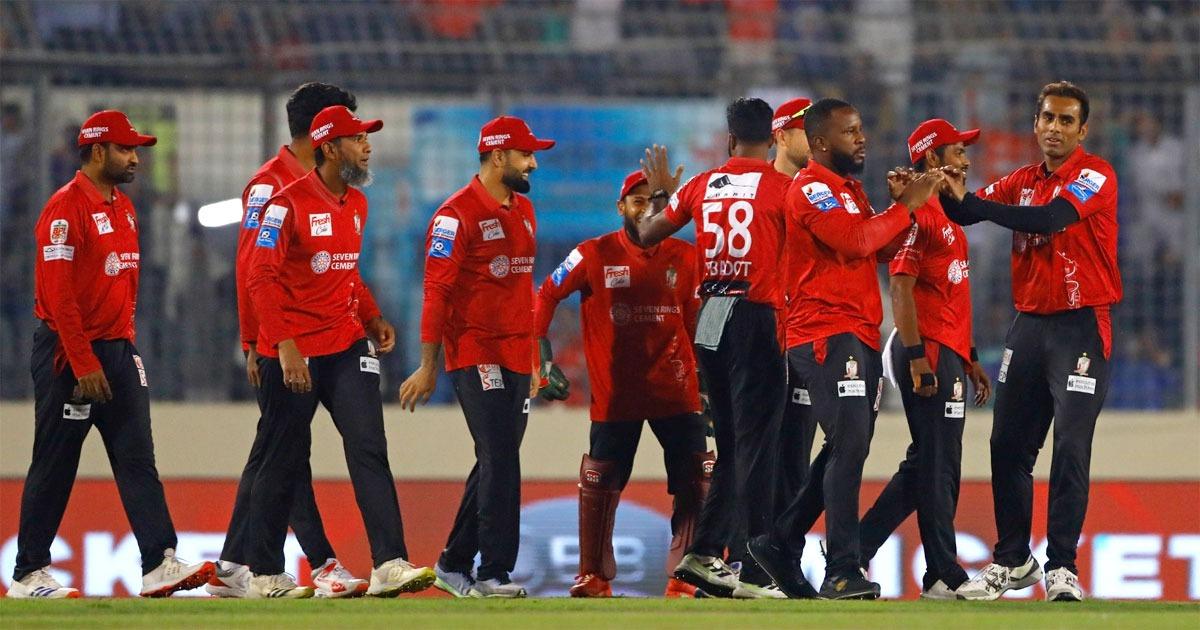 শেষের নাটকীয়তার পরও রেকর্ড গড়ে আবার বিপিএল চ্যাম্পিয়ন বরিশাল