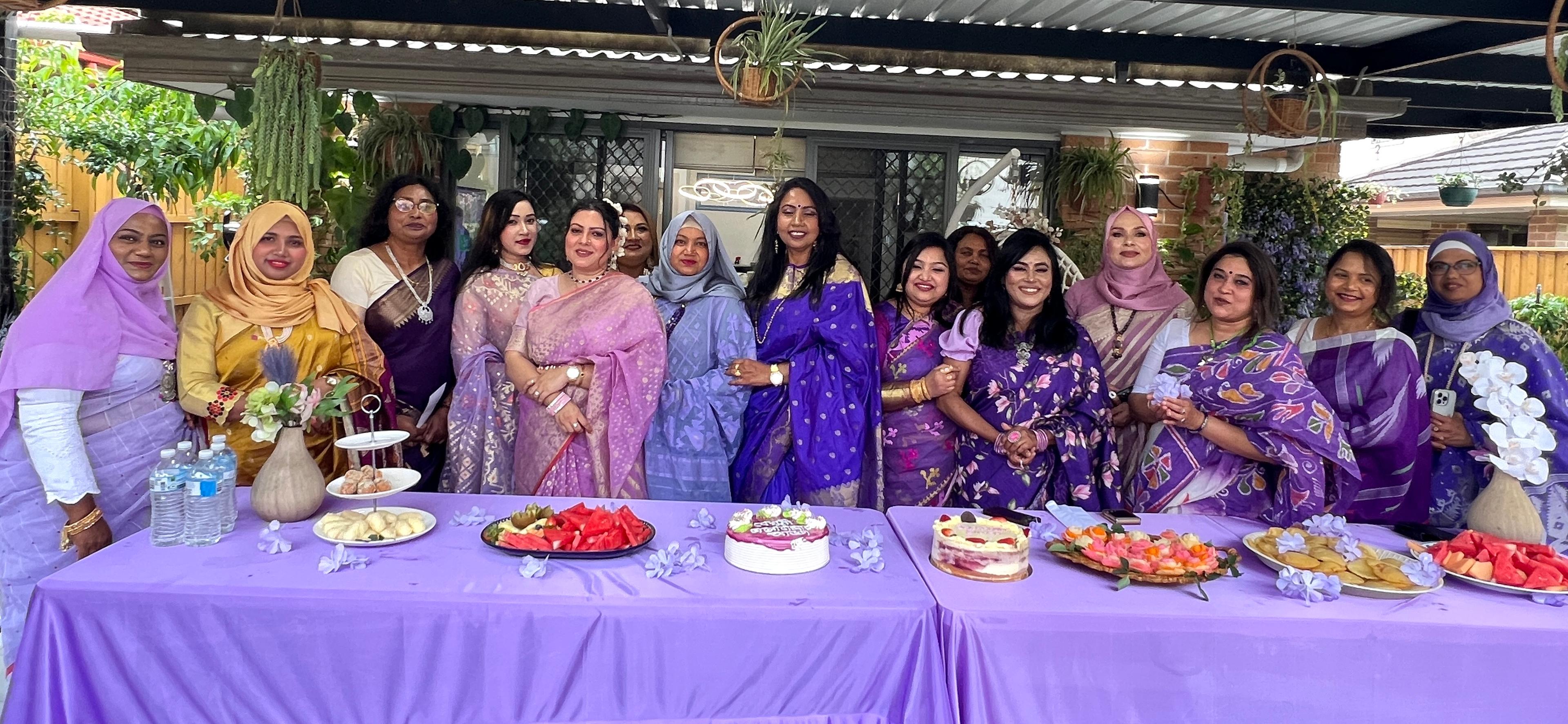 সিডনিতে জাকারান্ডা উৎসবে নীল-সাদা শাড়িতে মুখর দিন