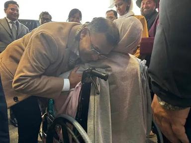 লন্ডনে ৭ বছর পর মা-ছেলের আবেগঘন পুনর্মিলন