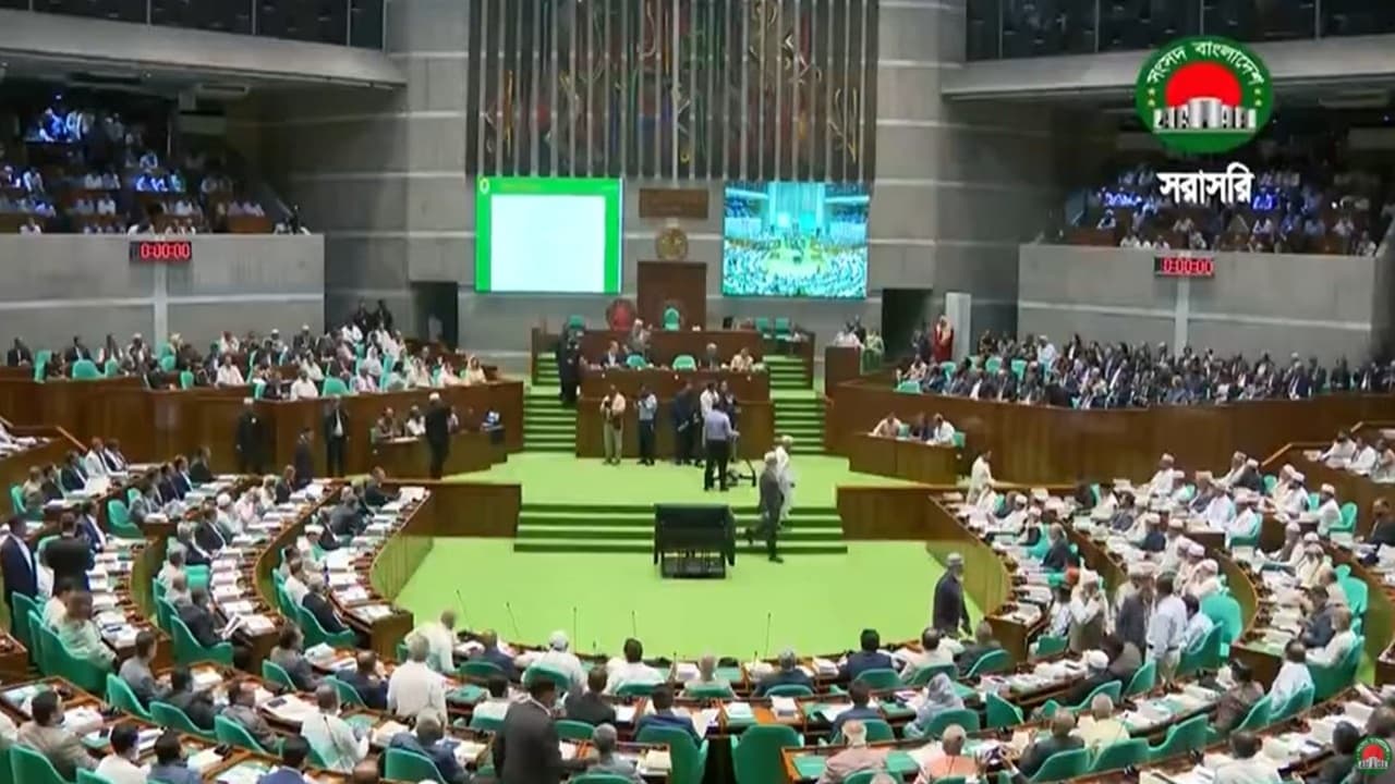 হজযাত্রীদের নিরাপদ যাতায়াত ও স্বাস্থ্যসেবায় ব্যাপক প্রস্তুতি নিয়েছে সরকার: ধর্মমন্ত্রী