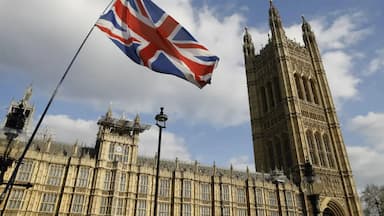 কুইন এলিজাবেথ স্কলারশিপে যুক্তরাজ্যে পড়াশোনার সুযোগ