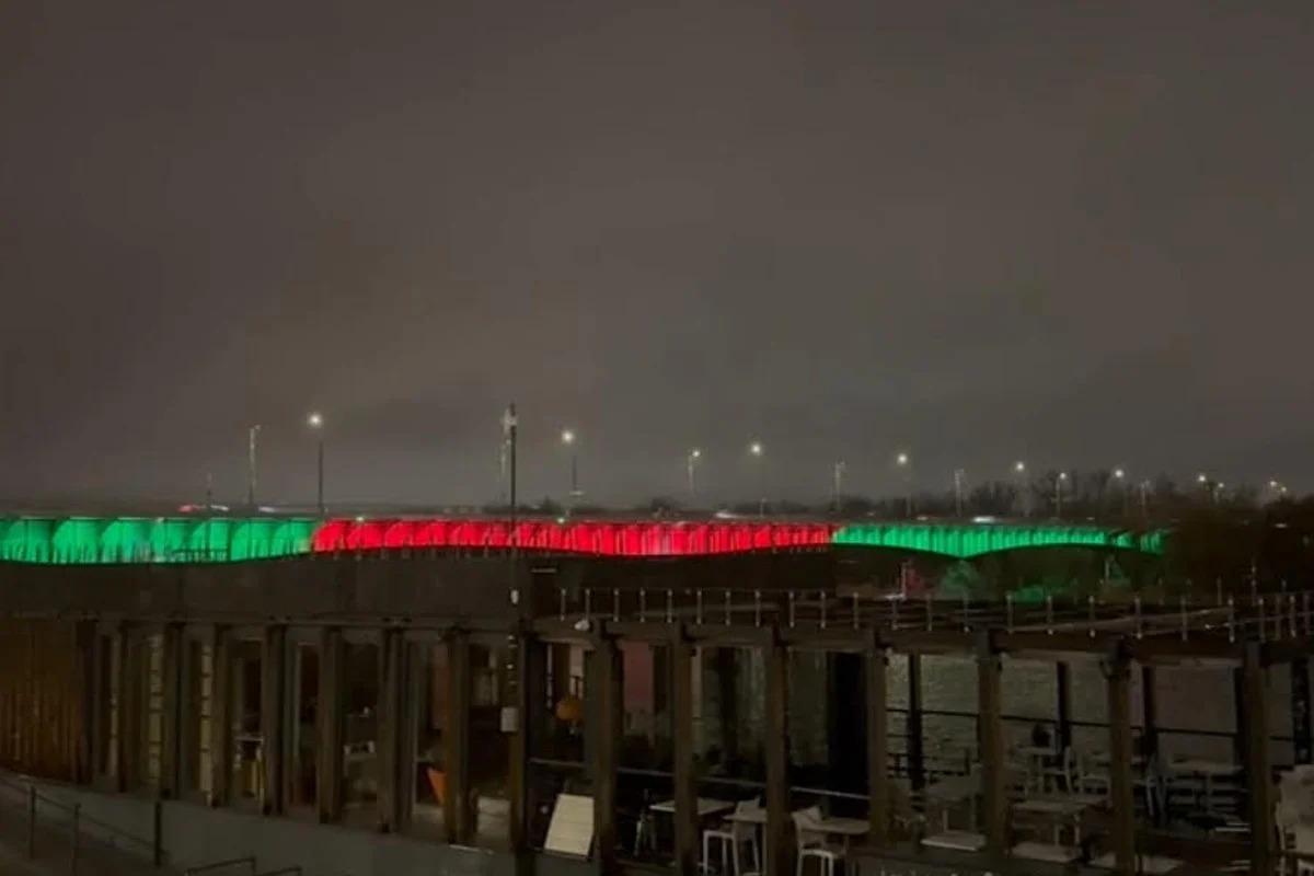 বিজয় দিবসে লাল-সবুজের রঙে সাজল পোল্যান্ডের স্লাসকো দাবড়োভস্কিয়েগো সেতু