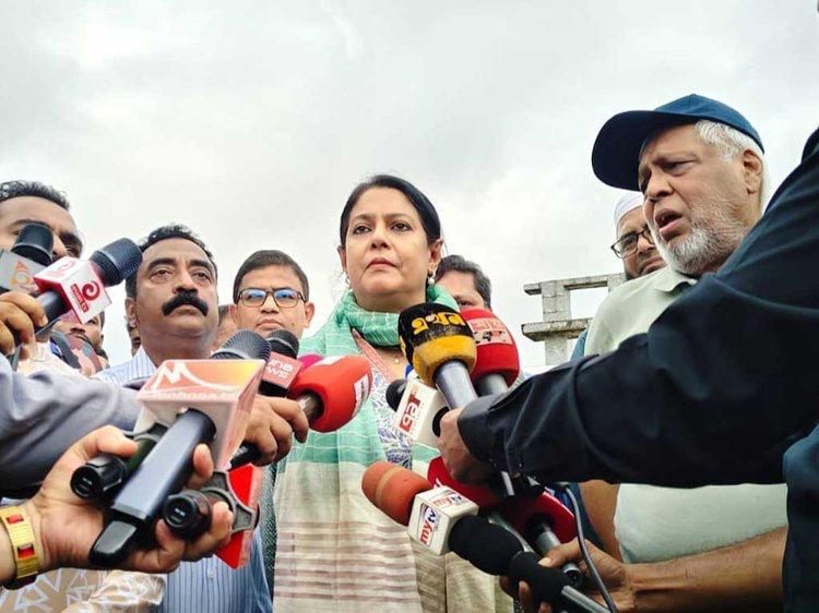 জাফলংয়ে দুই উপদেষ্টার গাড়ি আটকে শ্রমিকদের বিক্ষোভ