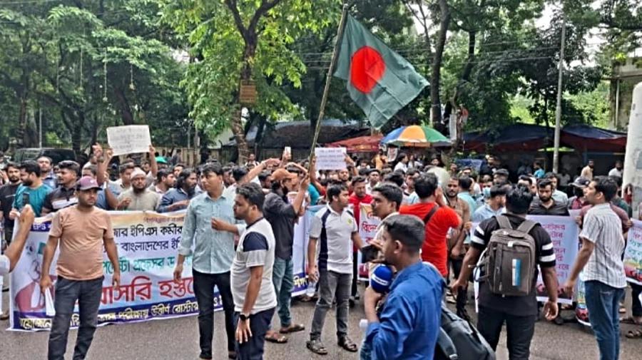 কোরিয়া গমনেচ্ছু কর্মীদের প্রবাসী কল্যাণ ভবন ব্লকেড